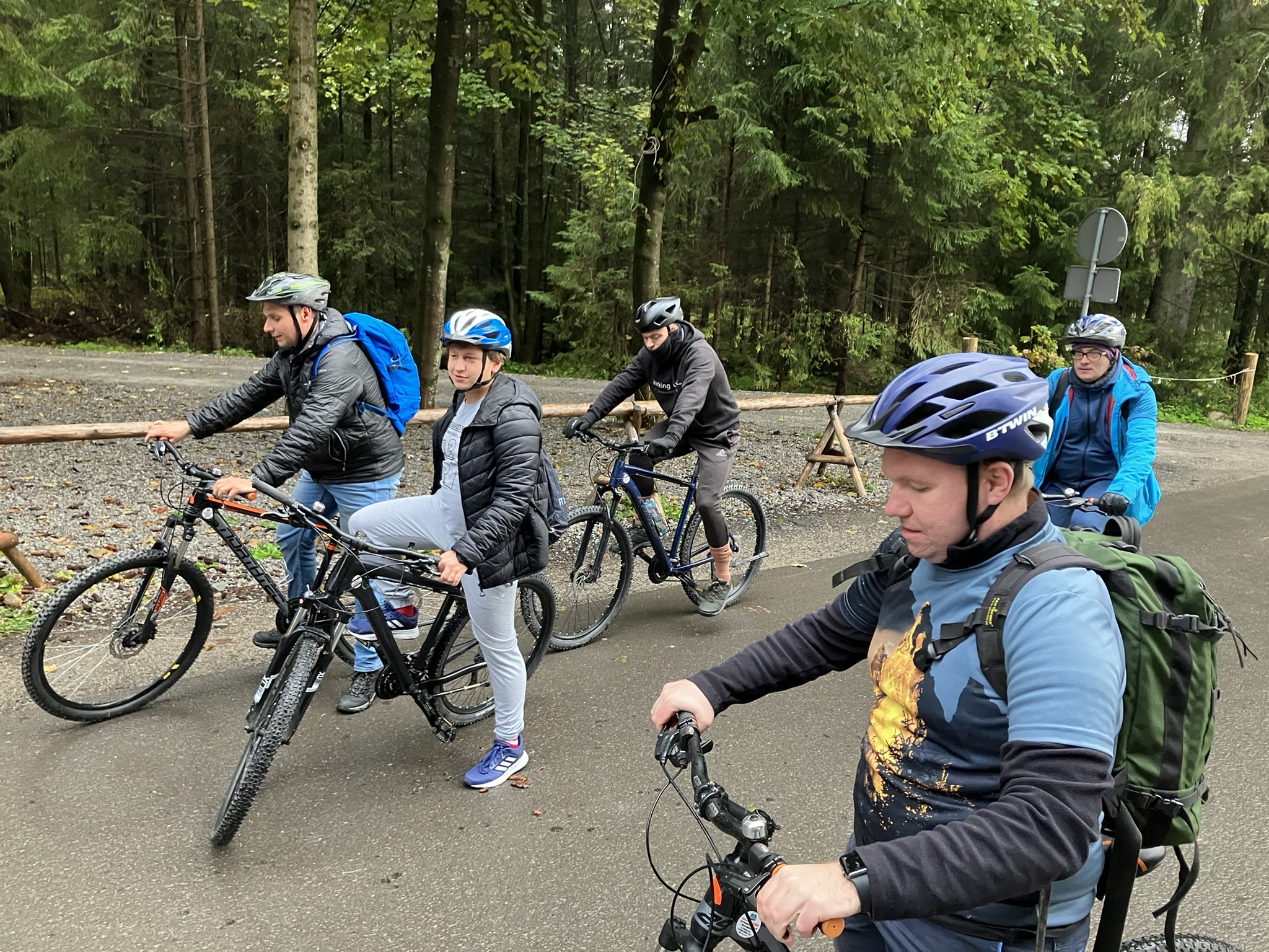 grupa na rowerach w dolinie Chochołowskiej